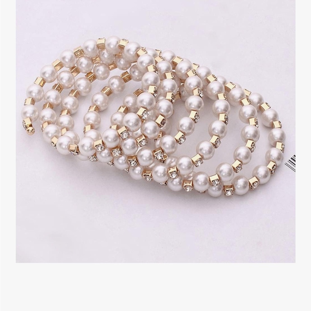 Elegant Pearl and Gold Bracelet - Picture 3 of 4